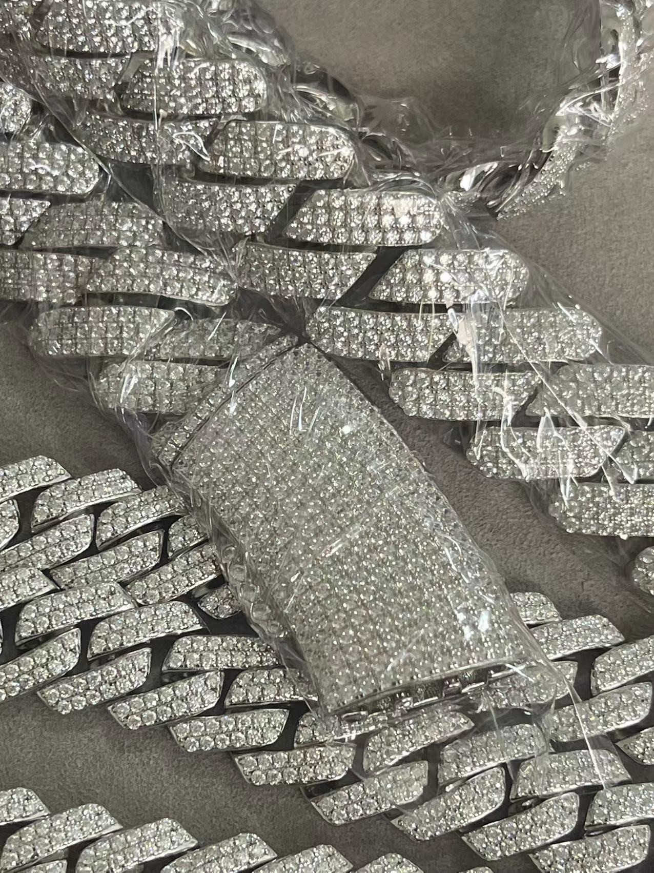 mais recente caso da empresa sobre Joalheiro cubano da corrente de Moissanite